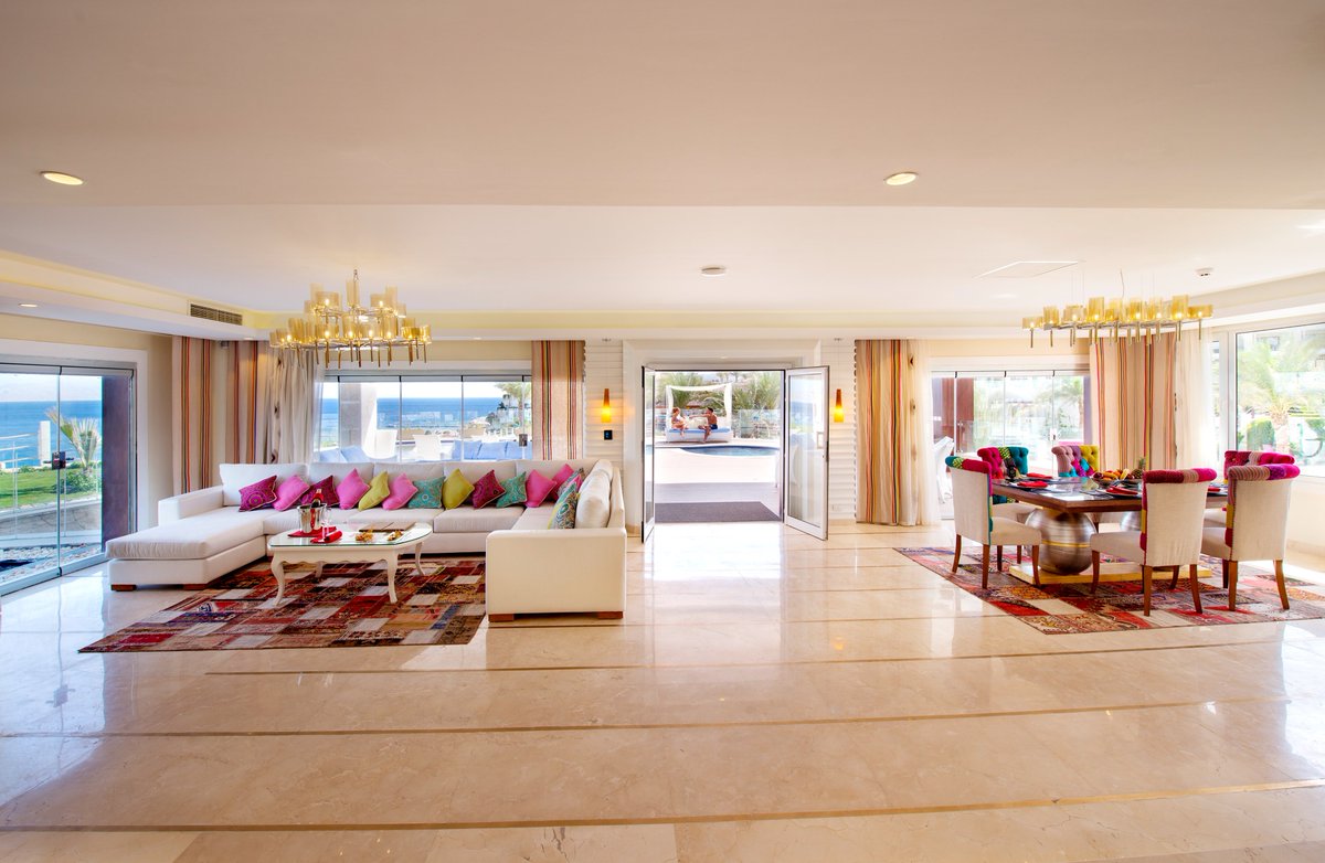 SRArabianBeach's tweet photo. Relax and let us treat you with absolute royalty and matchless eminence at our Royal Club Villa.
Book it now at https://t.co/gU49rtmTFo or call +202 16032

#SUNRISEResortsAndCruises #SUNRISEArabianBeachResort #RedSea #SharmElSheikh #ThisIsEgypt #Egypt #Vacation #Travel https://t.co/dK9HqvLzbA