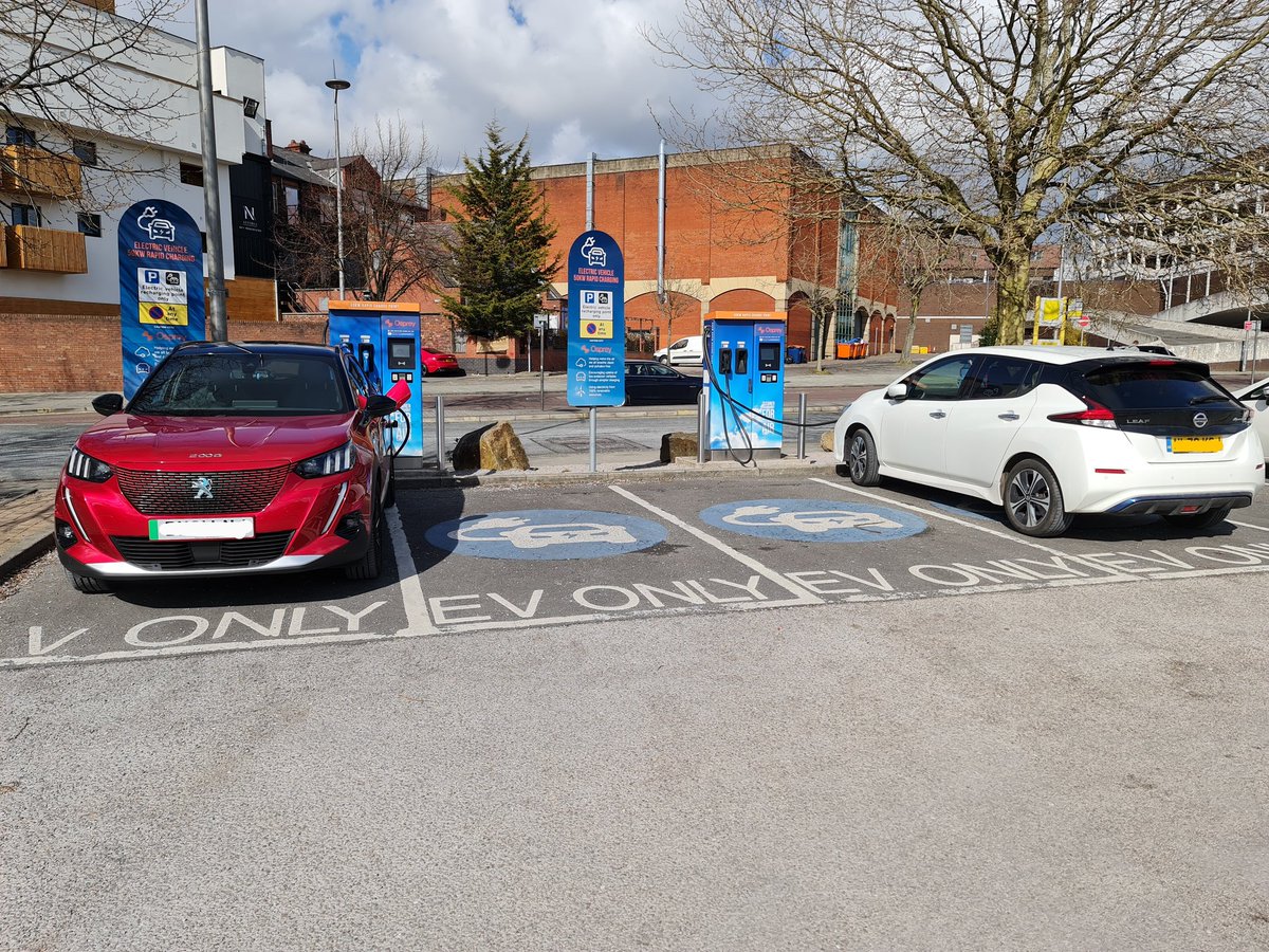 puge2008's tweet photo. Today's charging partner: 2020 Nissan Leaf https://t.co/qHY5XLqYbl