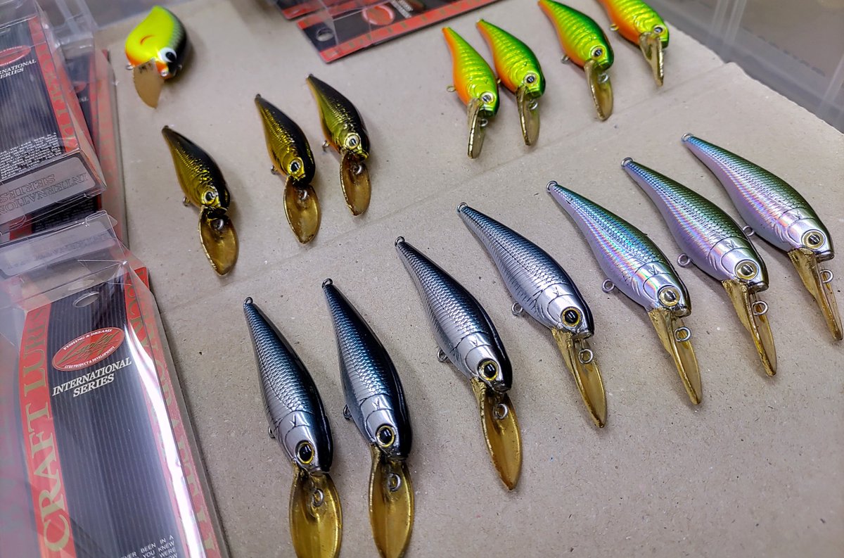 grooversbend's tweet photo. 発見された昔ベビシャ60F に
「お前も金ベロにしてやろうか!!」的なことをのたまった手前、今日もコツコツ箔打ち作業(笑)。
まぁ…個人的に欲しかったので、ですね。
今晩で1年分を一気に作り込み、欲望に 決着をつけたります👍(^_^)ゞ。
#ベビーシャッド #ラッキークラフト #旧型 #60F https://t.co/Iv97N3t3JU