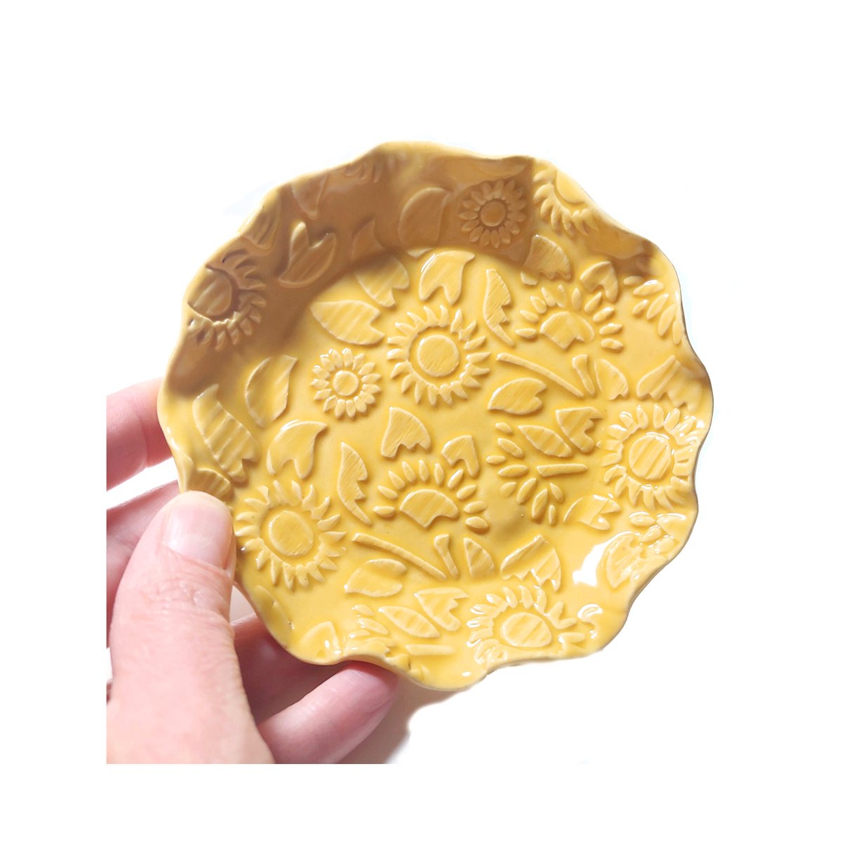 JKCJewelry's tweet photo. Sunflower Small Plate, Yellow Dish, Ring Dish, Pottery Plate, Tea Bag Holder, Hand Built Pottery, Gift Idea, Mother's Day, Flower Lover https://t.co/hNZhAIgjis #ceramics #art #pottery #handmade #RoundDish https://t.co/1XOZJjzuWA