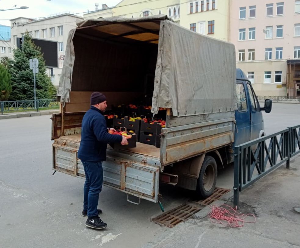 WCKitchen's tweet photo. This morning, @natemook &amp; the WCK team in Kharkiv stopped by a metro station serving as a shelter. Families here walk down the train tunnel to a natural spring for fresh water. We asked what they needed &amp; they said fruit—so we delivered some 🍊🍎 immediately! #ChefsForUkraine 🇺🇦 https://t.co/XtyEelx2Xl