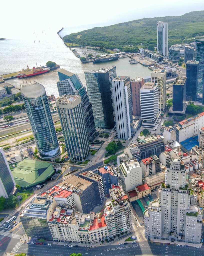 #RETIRO. Donde se concentran varios de los edificios más altos, e icónicos de la Ciudad

Es uno de los polos financieros y comerciales más importantes de Argentina. Donde pasan las administraciones de varias de las empresas de mayor peso del país.

Ig: BUENOS_AIRES_DESDE_EL_CIELO