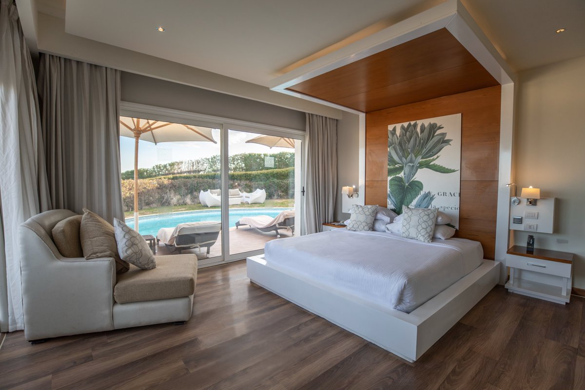 SRMontemare's tweet photo. You deserve nothing less than the royal treatment at our Royal Suite with its matchless amenities and comfy vibes.

Book your stay now through https://t.co/8P3fZBeTA0 or call +202 16032.

#SUNRISEResortsAndCruises #SUNRISEMontemareResort #RedSea #SharmElSheikh #ThisIsEgypt #Egyp https://t.co/wkGNyATSEC