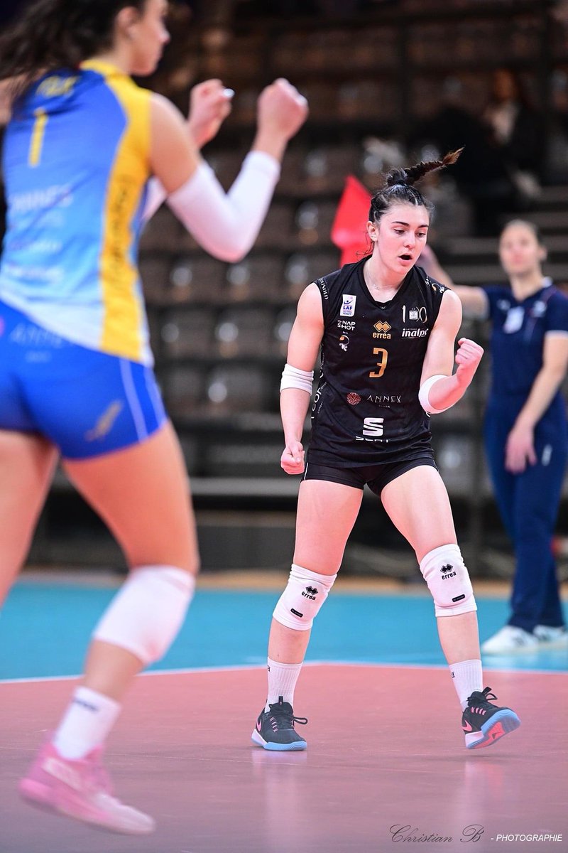 rccannes's tweet photo. #finale #CDFVolley @FFvolley @lequipe Juliette Gelin:« C’est super frustrant mais c’est une bonne première leçon.C’était plus une question d’entrain et stabilité qu’on a pas eu au début » #volleyball #france #rcc https://t.co/qsg0mU2AJa https://t.co/T5AfAfZyi6