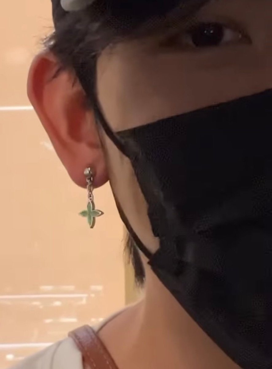 JackieFOREVER6's tweet photo. น่ารักกกกก LV SUNRISE EARRINGS เซตร่วมสาบาน🤏❤️ส่วนตัวชอบ iconic LV ของพี่เน อยากเห็นลูกชายใส่แบบติดหูบ้างงะ ถ้าลูกใส่ LV INSTINCT SET คือกูสู่ขิตแน่นอน 😇#Sungstarwin #LataeCNP #Naetipat https://t.co/xwqIH2w14C