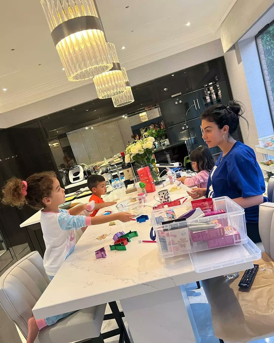 FcGeorgina's tweet photo. Crisgina family 😍 ♥️.

#georginarodriguez #georginagio #georginagieo #cr7 #cristianoronaldo https://t.co/cMzT3NPQ0B