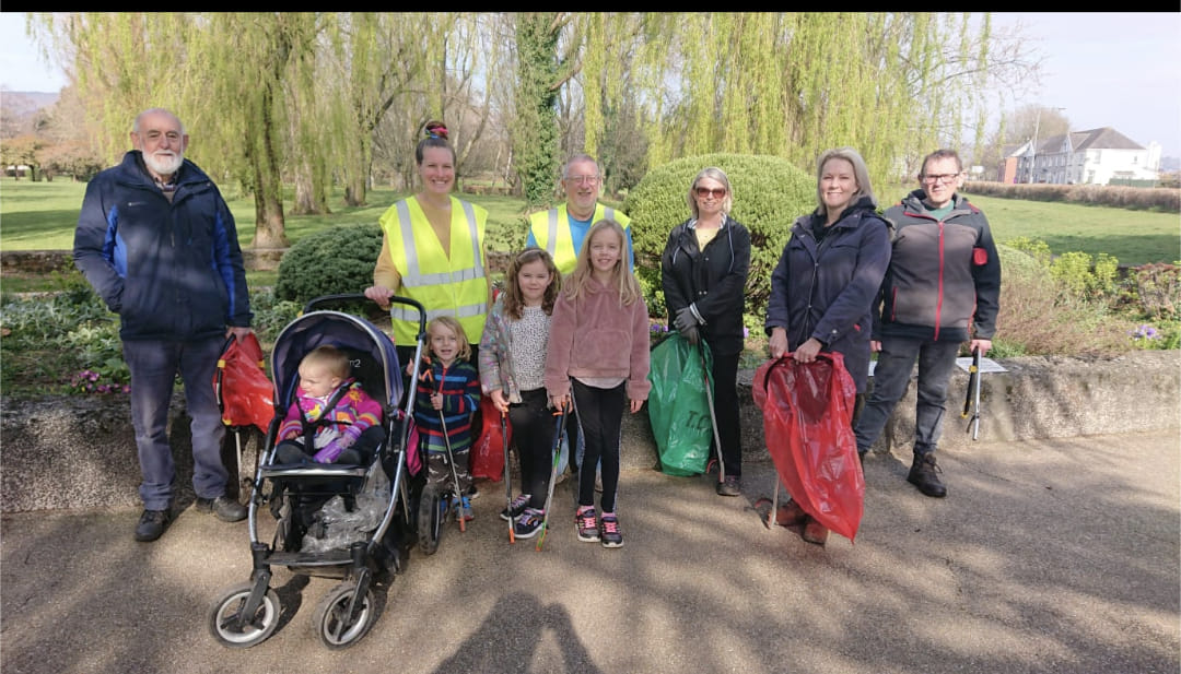 LlarcsTorfaen's tweet photo. Many thanks to all who took part in our Llantarnam Spring Clean litter-pick as part of  Keep Wales Tidy -  #SpringCleanCymru this morning. 
13 volunteers collected 18 bags &amp; a load of fly-tipping from all around Llantarnam. Ending with a cuppa and cake at Oakfield Flower Gardens https://t.co/ljDHEbwaLo