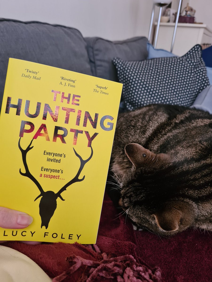 Oke de film was niks aan dus gaan Zoë en ik #TheHuntingParty van #LucyFoley maar lezen