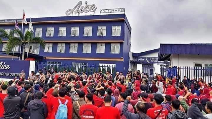 ZDawsen's tweet photo. uraaa....!!!
Kita akan terus melawan dan melawan selama tuntutan kmi belum d penuhi karena tuntutan kita sesuai uu .

#TolakAicePonsorPialaDuniaQatar
#BoikotAice
#KeadilanUntukBuruhAice
#AicePusat https://t.co/drFtO67dlf