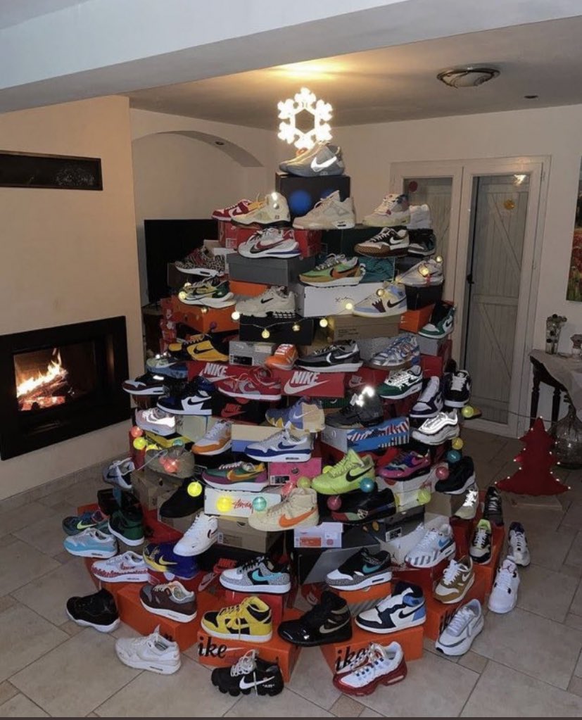 karlarboledas's tweet photo. el arbol de navidad q quiero para este año https://t.co/hbJJjjtmm8