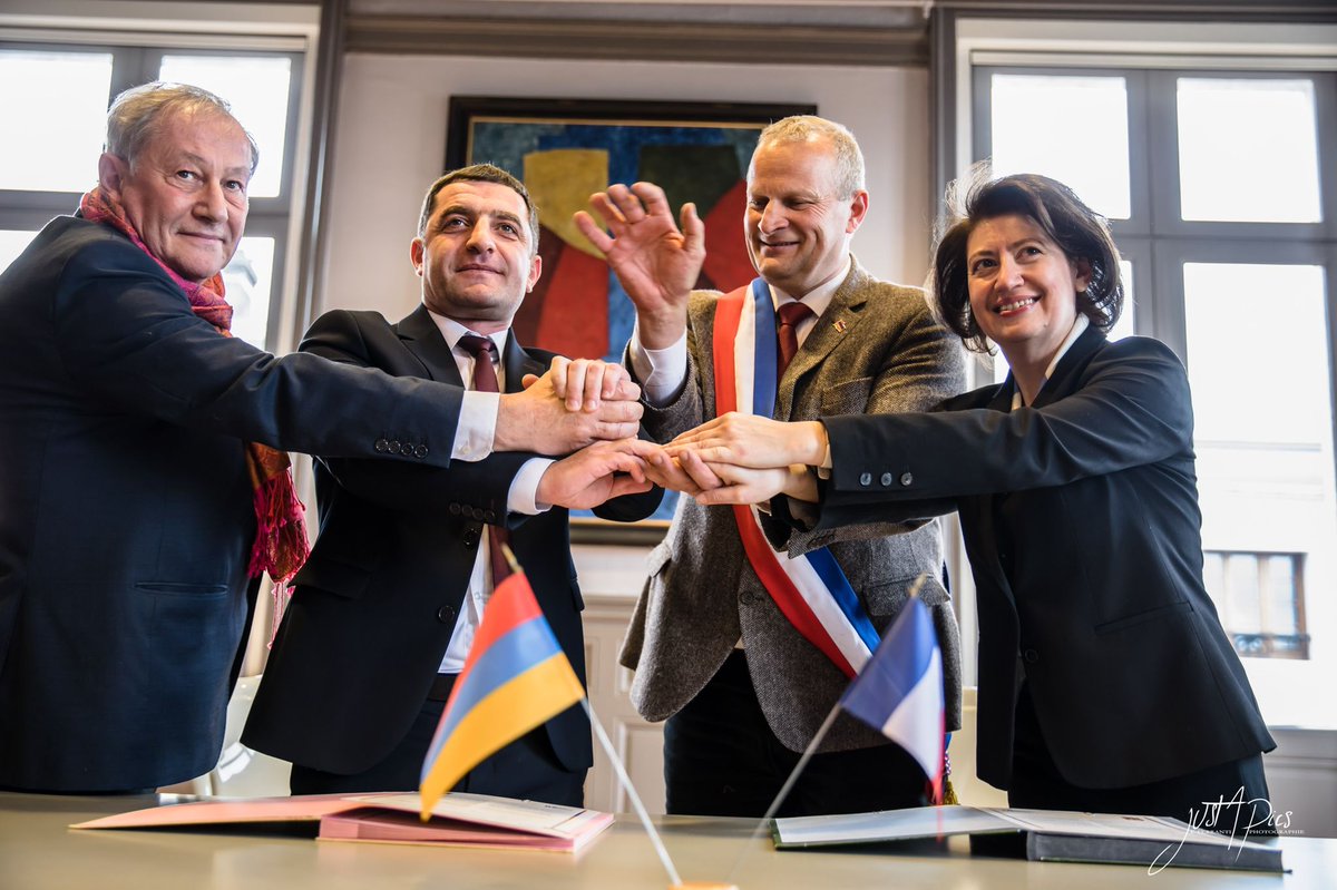 tolmajian's tweet photo. Immense joie de participer à la signature de jumelage entre @MontdeMarsan et #Gumri et à l’inauguration du #Khachkar, en présence du maire Charles Dayot et directeur du @TGascogne Antoine Gariel, symbolisant la naissance de cette belle coopération et la pérennité  d’amitié 🇦🇲🇫🇷. https://t.co/74YuvFJX4k