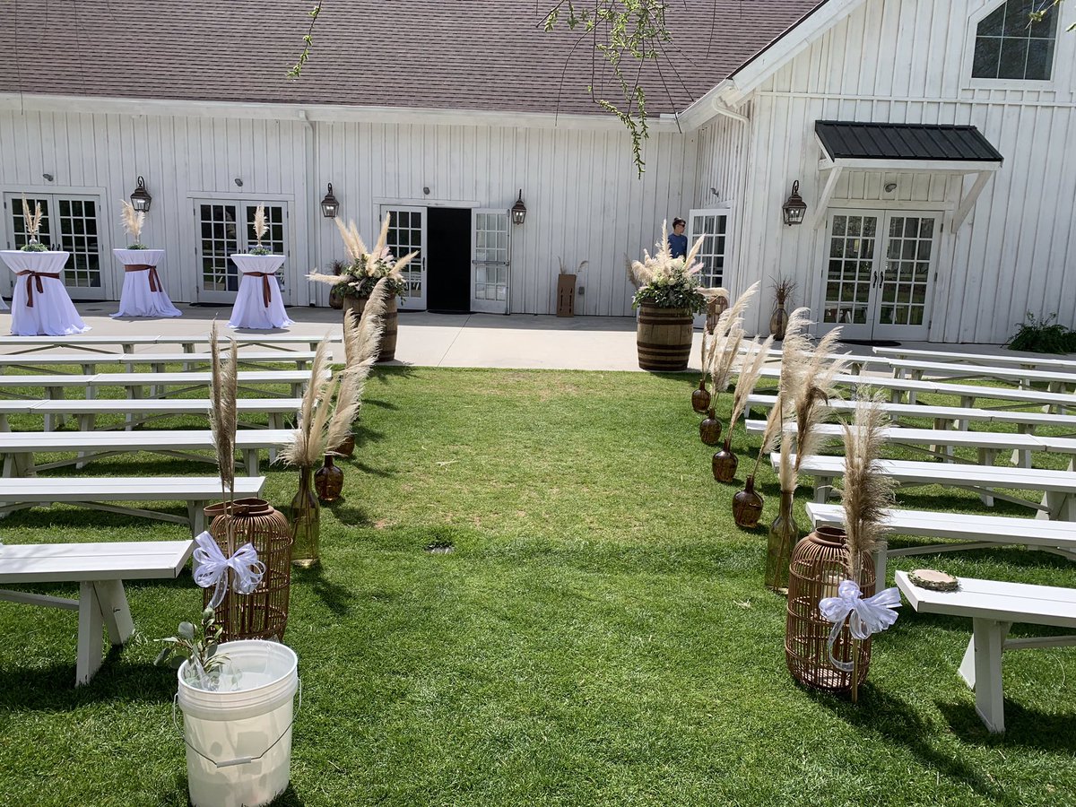 cbeescustoms's tweet photo. Congratulations to a wonderful couple! It was my honor to direct and decorate for you special day! #aurorafarms https://t.co/Q0ThL16zsl