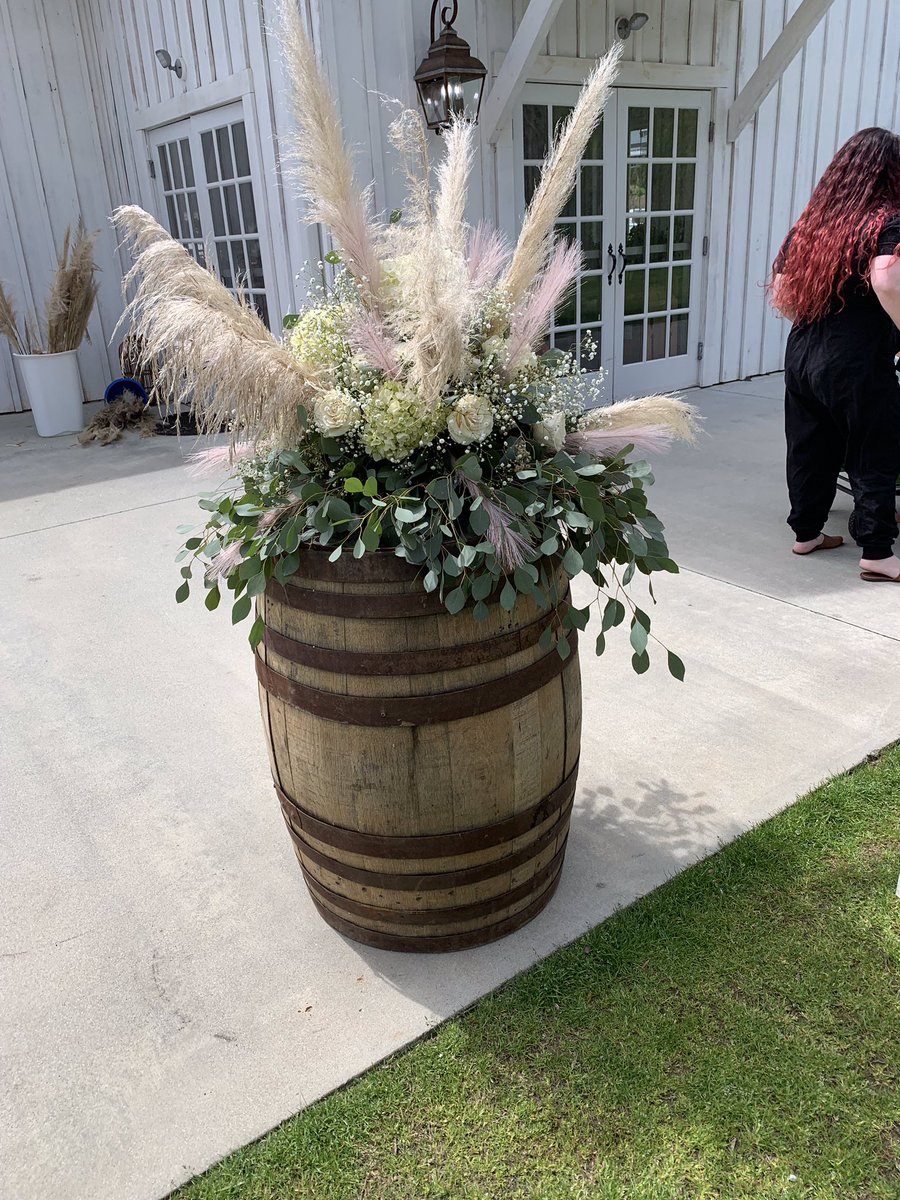 cbeescustoms's tweet photo. Congratulations to a wonderful couple! It was my honor to direct and decorate for you special day! #aurorafarms https://t.co/Q0ThL16zsl