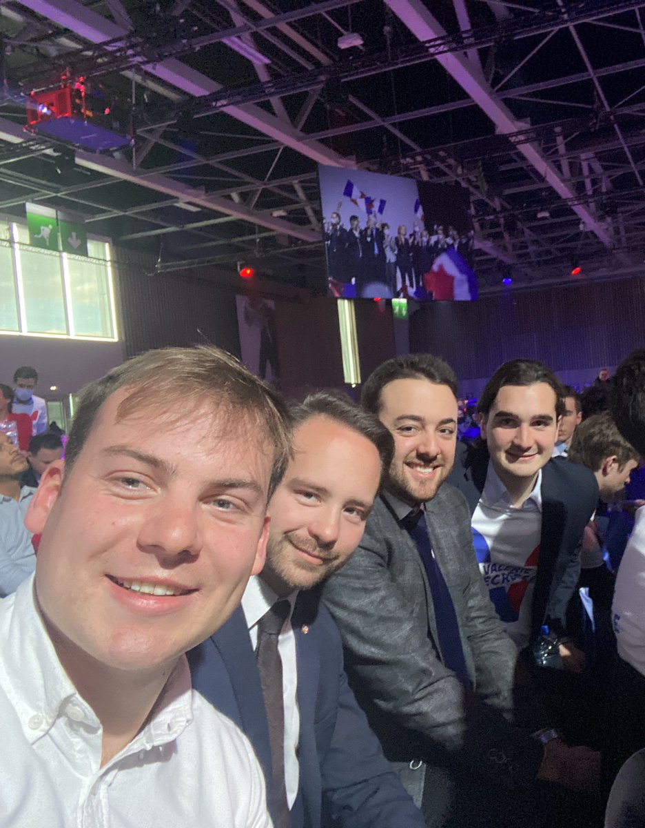 JeunesReps30's tweet photo. La jeunesse gardoise bien présente à Paris pour soutenir @vpecresse !
La seule qui aura le courage de faire !  
#PecressePresidente 
#PorteDeVersailles https://t.co/H4x9yOCujA