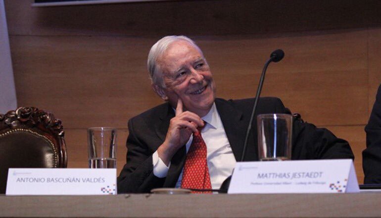ruiztaglepablo's tweet photo. Ha muerto el gran profesor y ex decano de la Facultad de Derecho de la U.Chile,Antonio Bascuñan Valdés. nuestras condolencias a su familia e hijo Antonio (también profesor) y amistades. Fui alumno del profesor Bascuñan y su ayudante por más de una década y su amigo toda la vida. https://t.co/C8woXjooDQ