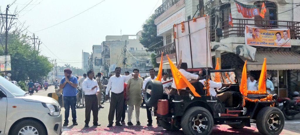 krameshofficial's tweet photo. नवरात्रि के उपलक्ष में राष्ट्रीय स्वयंसेवक संघ द्वारा निकाला गया पैदल मार्च का एलआईसी चौराहे पर स्वागत करते हुए https://t.co/cmh8MhDhRP