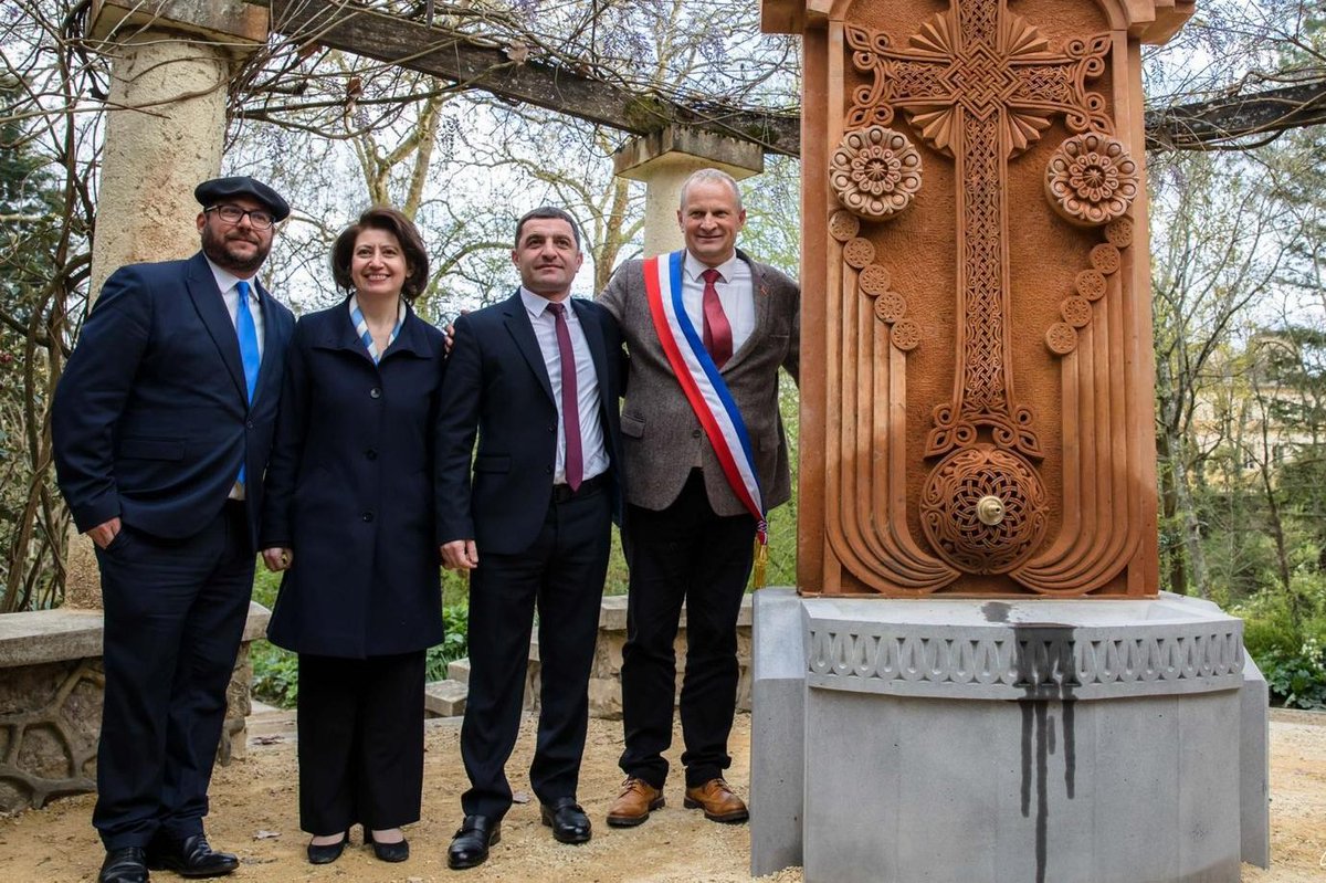 tolmajian's tweet photo. Immense joie de participer à la signature de jumelage entre @MontdeMarsan et #Gumri et à l’inauguration du #Khachkar, en présence du maire Charles Dayot et directeur du @TGascogne Antoine Gariel, symbolisant la naissance de cette belle coopération et la pérennité  d’amitié 🇦🇲🇫🇷. https://t.co/74YuvFJX4k