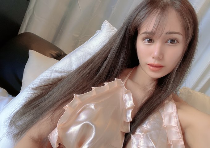 シルクやサテン生地ってえっちに見えるよね😳🤍 https://t.co/ZcCviGv02o