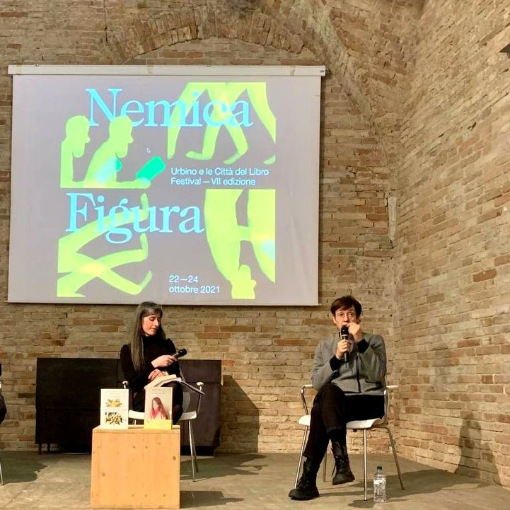 Milena_cara's tweet photo. #epoisaremosalvi di #AlessandraCarati @Mondadori è la ricostruzione poeticamente-evocativamente lucida di una vita (una famiglia), risollevata come le case dopo la guerra. E ci lascia cambiati, porosi al mondo, a chi lo abita 👉 @PremioStrega
#dozzina https://t.co/ASYXg2G58a https://t.co/7XxolxQvo3