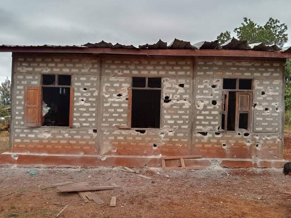 RvlBurma2's tweet photo. Junta fired heavy artillery shells in #DawSe village in Demawso Township, in Karenni state this early morning and at least five artillery shells damaged some homes.There has been no fighting these days, and the junta has been firing heavy artillery unilaterally.
#Karenni https://t.co/sEgsFdUgLM