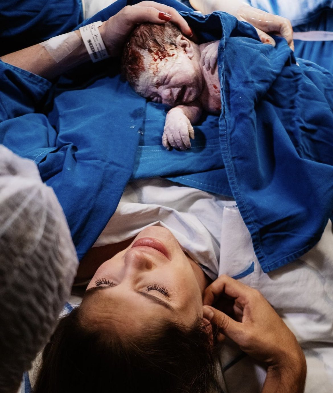 4 pic. Ayla chegou em nossas vidas 💜 Ayla Clark Theodoro 03.04.22 05:11 AM 2.836kg 48cm Maior presente do mundo! Somos muito abençoados, um amor inexplicável! OBRIGADA DEUS 🙌🏻 https://t.co/xt4Yc2CSkF