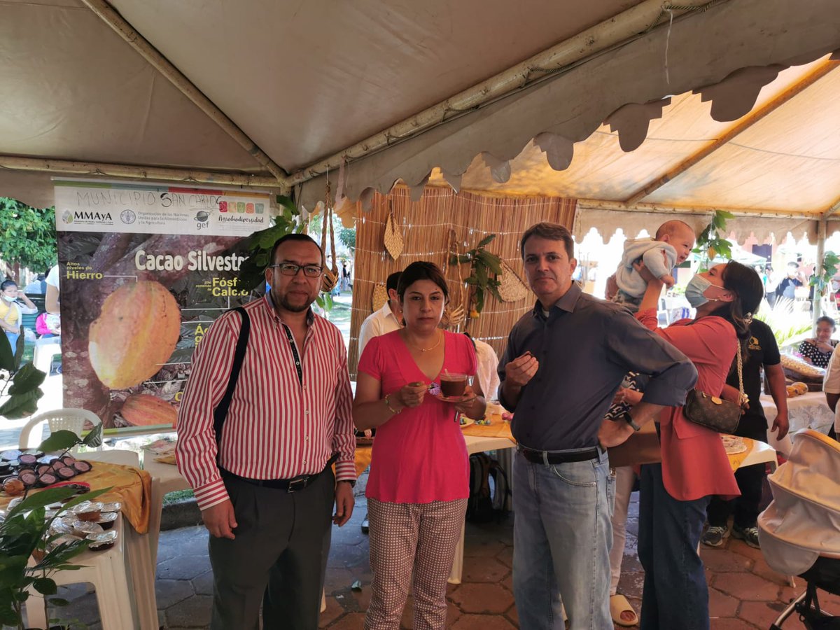 FAOBolivia's tweet photo. 📢Estamos en la Feria Productiva Artesanal del Chocolate 2022, en San Carlos, #SantaCruz

Durante la semana, el cacao nativo fue cosechado y transformado en productos con valor agregado🍫🌱

@rodroubach , Representante de @FAOBolivia , acompaña a productores de @Agrobiodiversi2 https://t.co/eeNk2hGWd2