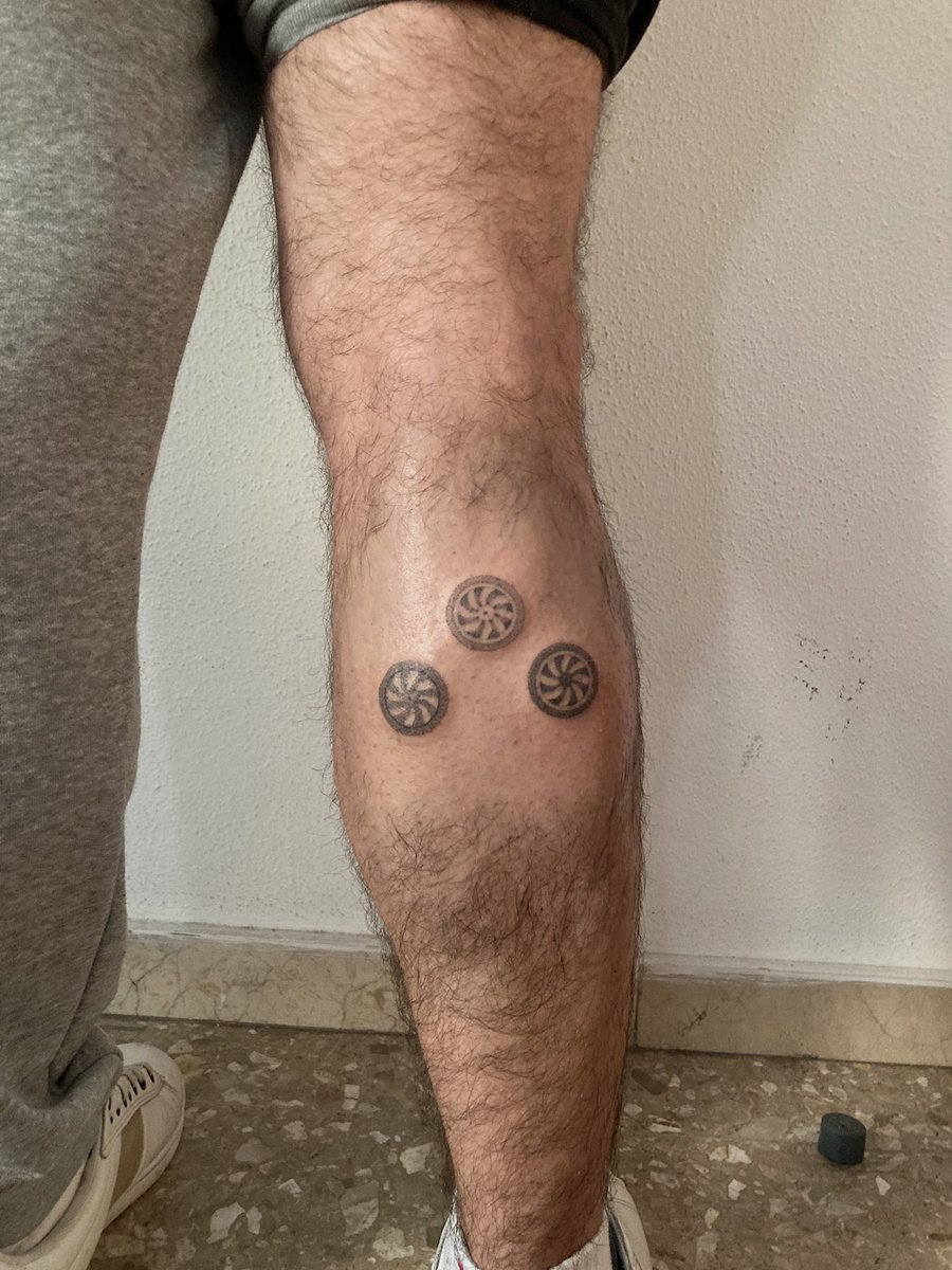 freeshavocado_'s tweet photo. El otro día tatué las mirillas de Aquí no hay quien viva a Handpoke :) https://t.co/zX2vwLqKbZ