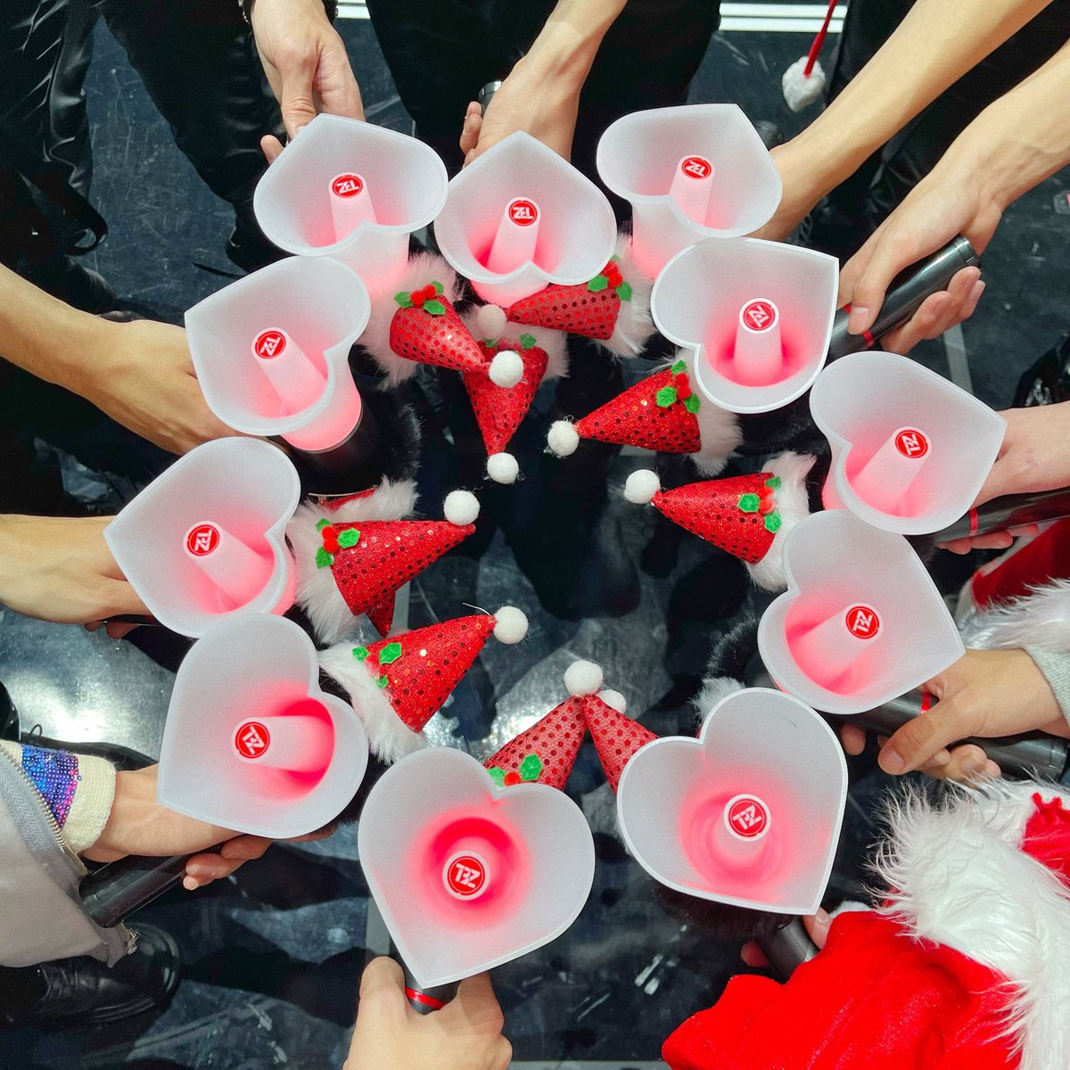 boyz11_the's tweet photo. 💓Happy The B Day💓

4周年のお祝い🎂に
VLIVE きてくれて気分UP
^ ^
ERICにも元気の種🌸が届いて咲く頃、11人の花🌸のstageでドビたちが会えますように💓

도보이스사랑해〜💓
언젠가 만날 날을 기대하고 있습니다😉

THE B-EST FANS DAY 
#TBZ_VitaminsTurns4
#THEBOYZ_S2_THEBs https://t.co/rFLWg91j2H