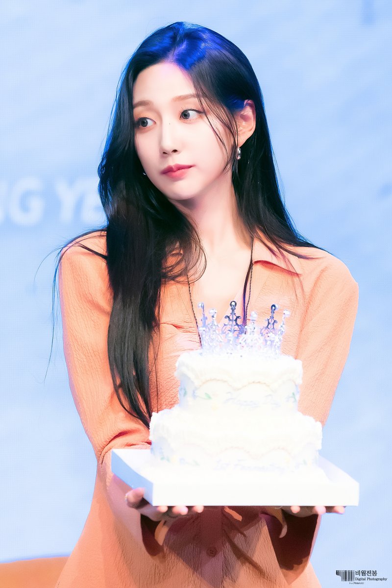 aim4thetop12's tweet photo. 220402 러블리즈 정예인 팬미팅 포토타임 1+1장

첫번째 정예인 팬미팅! 오랜만이야~~!!!

#러블리즈 #Lovelyz #정예인 #예인 #Yein #서울 #Seoul https://t.co/hr3cDWhoJd