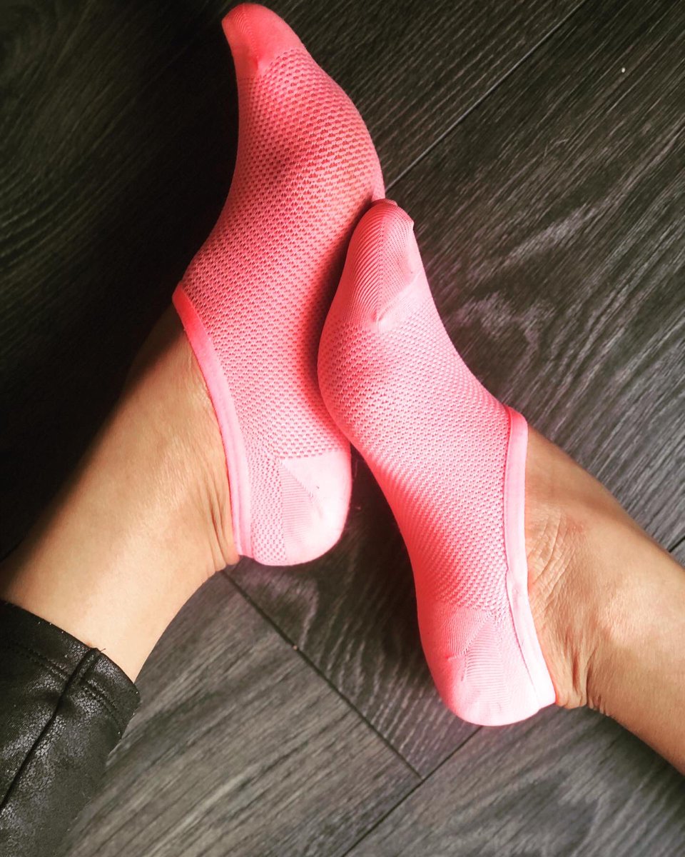 sock_luvr's tweet photo. Feeling pretty in pink today 💖
#anklesocks #girlsinanklesocks #pinksocks #socks #usedsocks #socksworship #sockfetish https://t.co/JAKOEfs4CU
