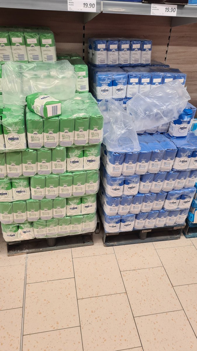 Hoax2786's tweet photo. Schöne Grüße aus Tschechien..✌️ künstliche Verknappung gibt es nur in Absurdistan... https://t.co/e8EdRd3suC