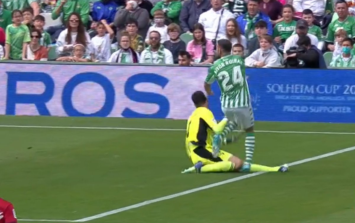 LaLigaenDirecto's tweet photo. La jugada entre Aitor Ruibal y Sergio Herrera es dentro del área. Tanto Pizarro Gómez en el campo como Medié Jiménez en el VAR han considerado que esto no es penalti. https://t.co/moJxdAbXO3