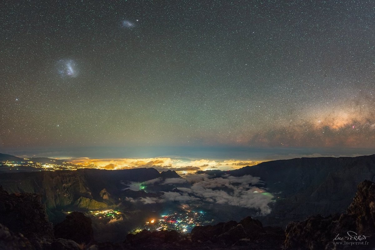 LucPerrot_Photo's tweet photo. [Piton des Neiges]

Au milieu de la nuit, les nuages se dissipent au-dessus du Cirque de Cilaos, laissant apparaître les lueurs du village et de Bras Sec.
Dans le ciel, 3 galaxies à observer : les Petit et Grand Nuages de Magellan à gauche et un bout de notre Voie lactée à droite https://t.co/HX3LfcSWLe
