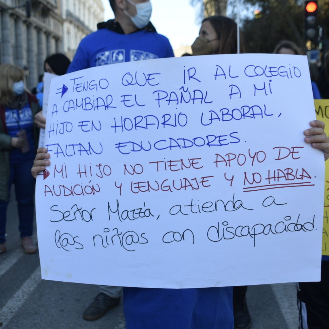 Ayer la familias salimos a la calle a reivindicar los derechos de las personas con #autismo.
Simplemente exigimos su Derecho a una educación en igualdad de condiciones, con los apoyos y recursos necesarios <a href="/VicentMarza/">Vicent Marzà 🍏</a> <a href="/GVAeducacio/">GVA Educació</a>