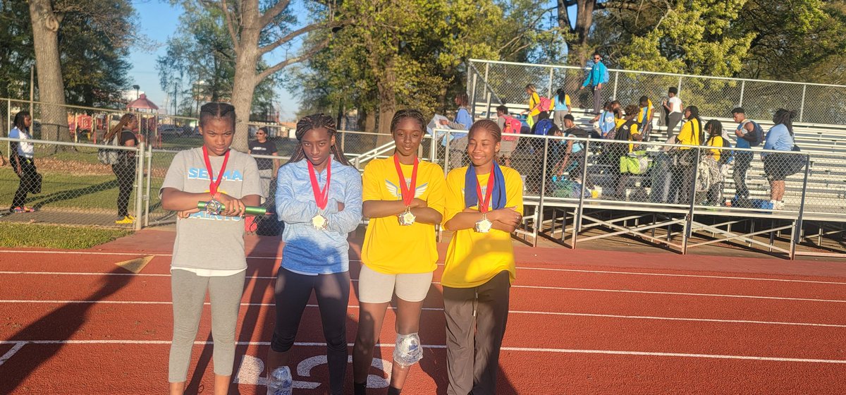 selma_athletics's tweet photo. These young ladies make up apart of Middle School/Selma HS Track team they are making noise.
This week at King of West Meet
#2 4x100
#2 4x400
#4 4x800 ( not pictured)
Kaleigh Willis #3 800m run
#weclankin
#shstrackandfield
#teamselmaconnected
#Getbetterorgetbetter https://t.co/EBukw336ii