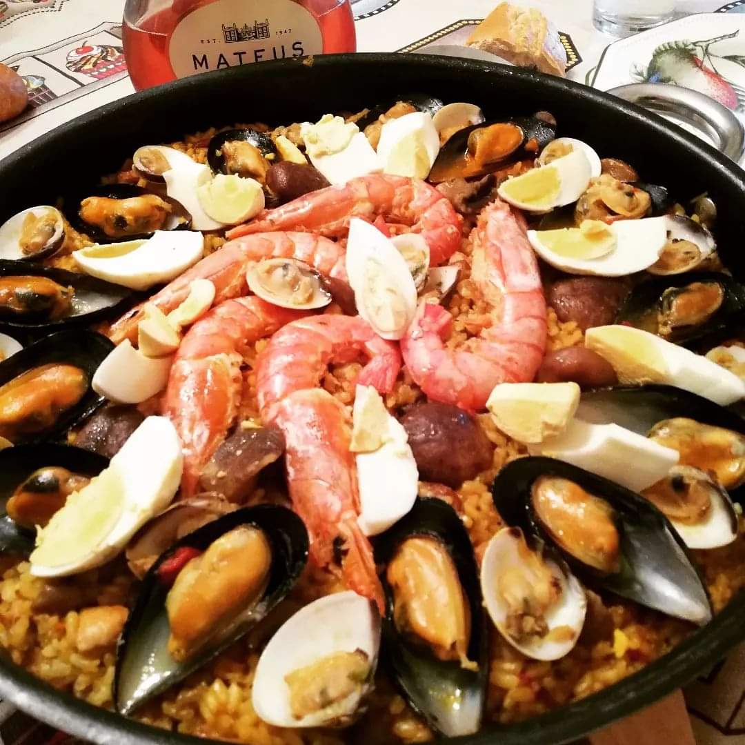PabloRiegoBravo's tweet photo. Un día más comemos caliente y en familia... 😎😜😍😁💝😘
.
.
.
#arrozrico #arroz #ricorico #masterchefmami #familia #xomidacasera #calentito #madrenadamasquehayuna https://t.co/z6BYy0T7Bu