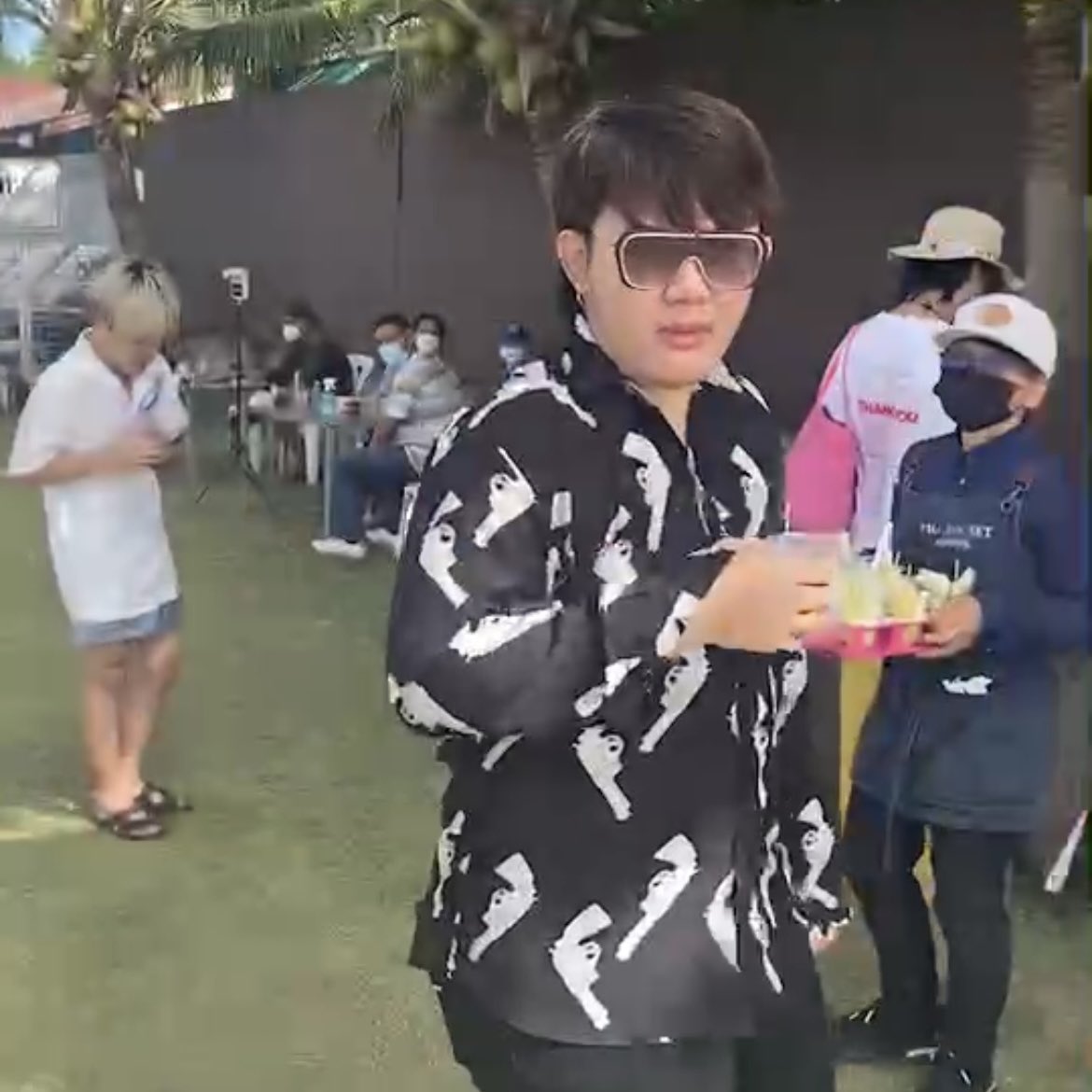 pplachigo's tweet photo. เอาดีดีคนที่ต้องขอบคุณที่สุดคืออีอ้วนคนนี้นะ @aunzajung 555555 ถ้าไม่มีคนนี้ก็คือไม่มีทั้งเพลงทั้งเอ็มวีเลย จัดคิวอัด ตามคิวถ่าย ฉันเลื่อนใส่หลายรอบ ไม่รู้ทนได้ไง ดีนะไม่ปรี๊ดใส่ 5555555 แถมวันถ��ายมายืนตากแดดให้กำลังใจไม่ห่าง อีดอกเอ้ยย แม่ที่แท้!! #MVไม่ฝันดีBADDREAM https://t.co/CHnmNGr06i