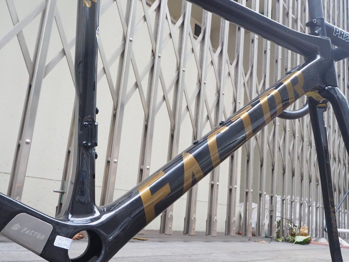 Nakatom38480286's tweet photo. 【代理出品】
2021年モデル
FACTOR O2 Rim(vamではない方)
・カラーオーダー品
・ガラスコーティング施工済。
・コラム未カット
詳細はDMまでお願いします。
#ロードバイク物販
#売りの舞
#ロードバイク
#FACTOR
#O2
#FACTORO2 https://t.co/QoIIsBOcmT