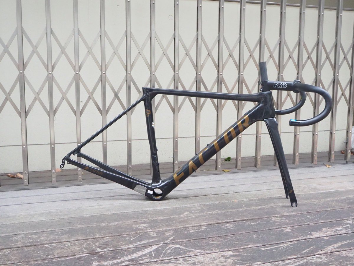 Nakatom38480286's tweet photo. 【代理出品】
2021年モデル
FACTOR O2 Rim(vamではない方)
・カラーオーダー品
・ガラスコーティング施工済。
・コラム未カット
詳細はDMまでお願いします。
#ロードバイク物販
#売りの舞
#ロードバイク
#FACTOR
#O2
#FACTORO2 https://t.co/QoIIsBOcmT