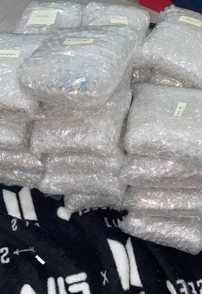 cess_onhands's tweet photo. ‼️ i have packed all paid items and sent the shipment form ‼️

15 php - pf 
100 php - sf dp 

couriers: lbc/jnt 
date of shipment: april 4 https://t.co/xWXwL87inl