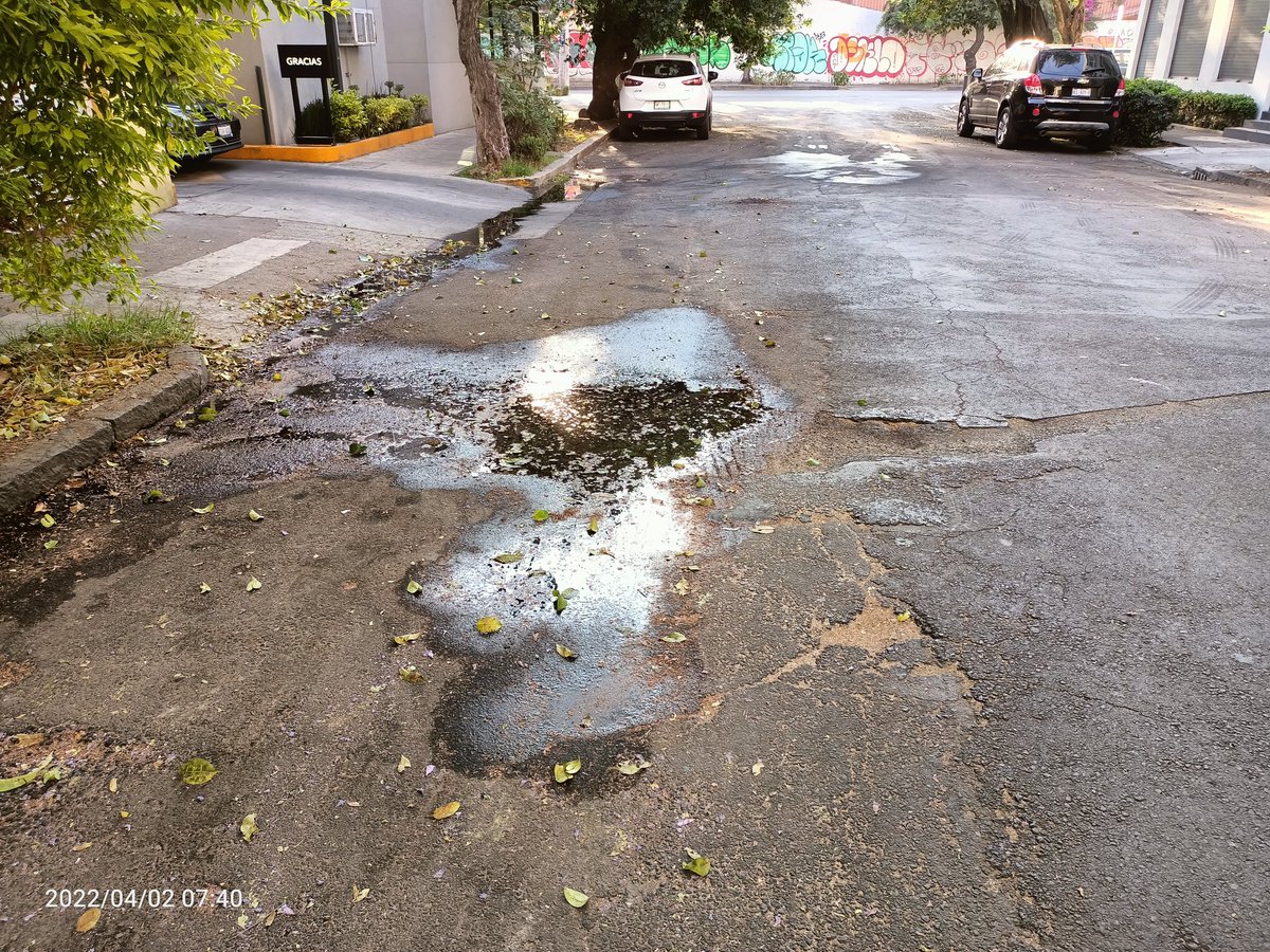 Mikelemac's tweet photo. @GobCDMX ,@SacmexCDMX reporte de fuga de agua en Pasaje Santa Cruz, Del Valle Centro,B.Juarez 03100 entre Av.Coyoacan y Cda.San Borja frente al No 12 aunque es pequeña la salida del agua ya lleva varios días. https://t.co/VJxJPHZe8L