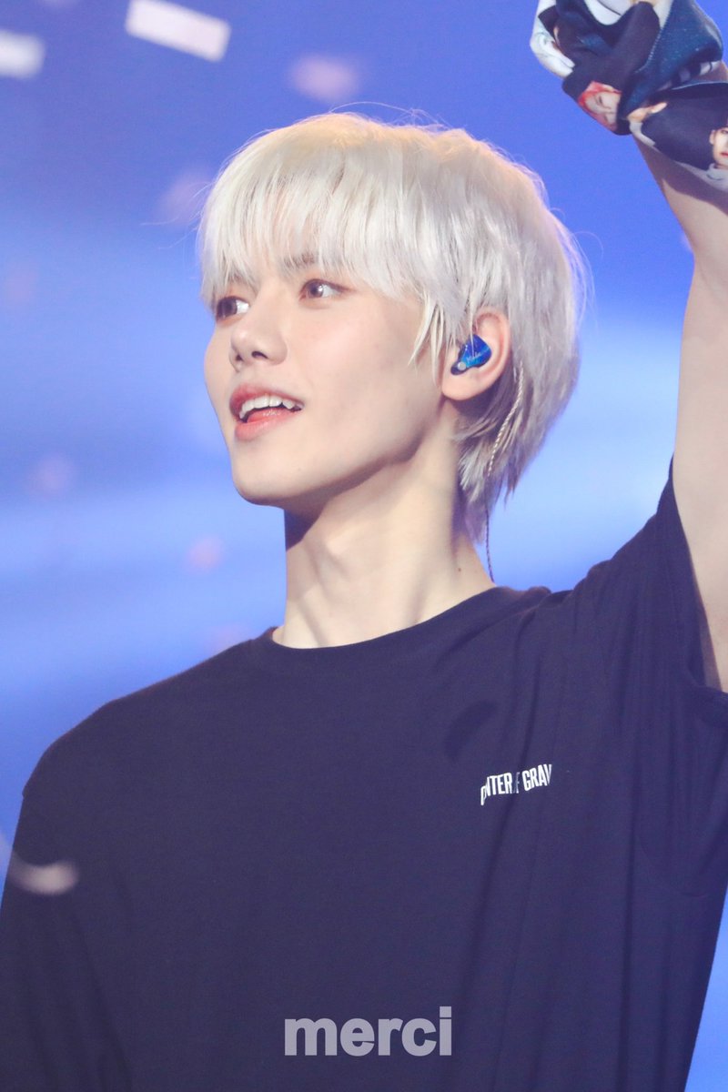KMHLOOKS's tweet photo. He looks like just a dream, the prettiest boy I've ever seen. https://t.co/GvNPvXTwHd