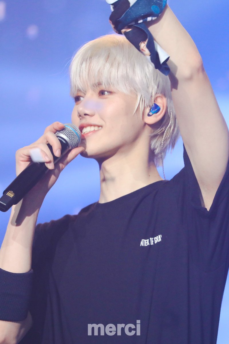 KMHLOOKS's tweet photo. He looks like just a dream, the prettiest boy I've ever seen. https://t.co/GvNPvXTwHd