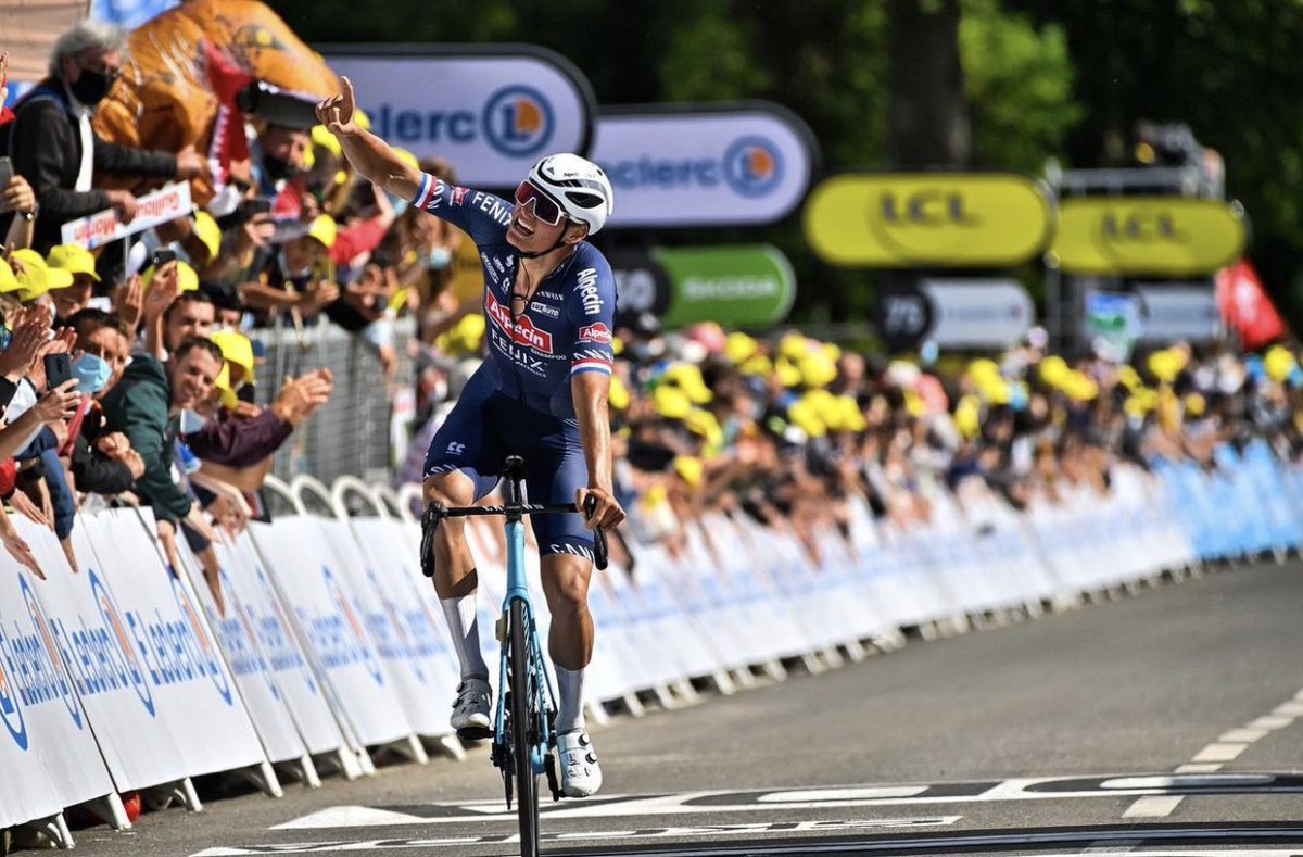 Modo_Ciclismo's tweet photo. #rvv2022 
#flanders22 
#RVVmen 
Mathieu Van Der Poel 🇳🇱  del Alpecin se ha llevado la victoria ✌.  Gran sprint al final, nada que hacer para Tadej Pogačar 🇸🇮 https://t.co/4CUCg72QaX