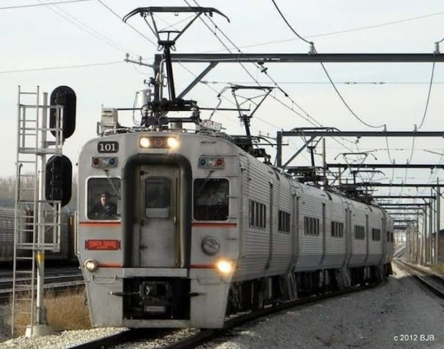 THE_BJBUTTONS's tweet photo. An eastbound South Shore Line Interurban #SSL #NICTD train approaching the Hegwish station in Chicago in 2012 https://t.co/ipIkPj09Gr