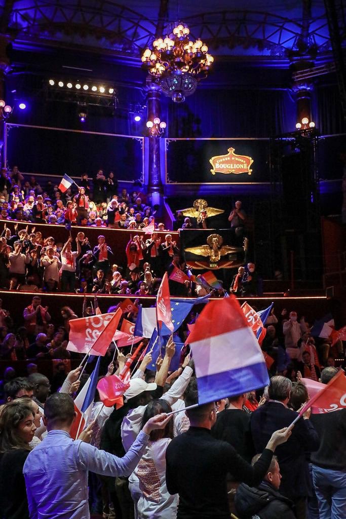 38avecHidalgo's tweet photo. Les socialistes rassemblés autour d’@Anne_Hidalgo à Paris. 

Ensemble nous pouvons créer une République forte, démocratique, sociale et écologique.

Ensemble autour de la social démocratie nous pouvons changer le quotidien des Français

Ensemble changeons d’avenir !
#Hidalgo2022 https://t.co/ziacwgxY51