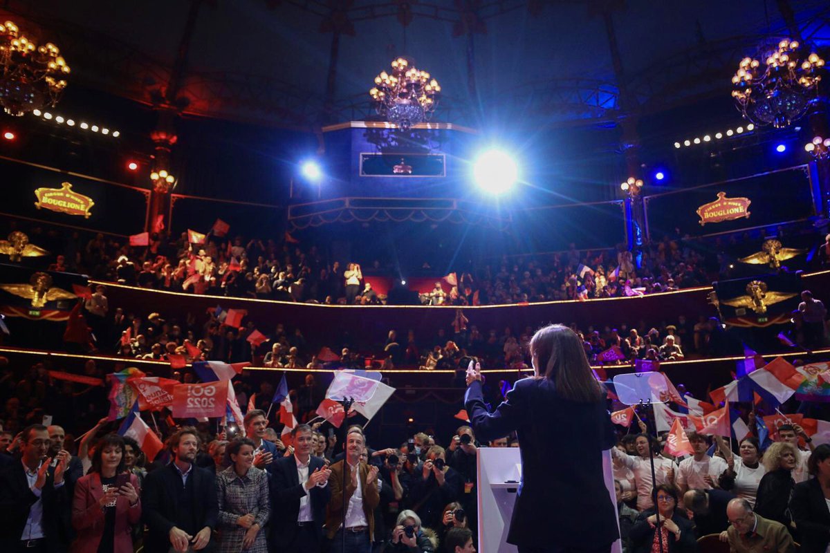 38avecHidalgo's tweet photo. Les socialistes rassemblés autour d’@Anne_Hidalgo à Paris. 

Ensemble nous pouvons créer une République forte, démocratique, sociale et écologique.

Ensemble autour de la social démocratie nous pouvons changer le quotidien des Français

Ensemble changeons d’avenir !
#Hidalgo2022 https://t.co/ziacwgxY51