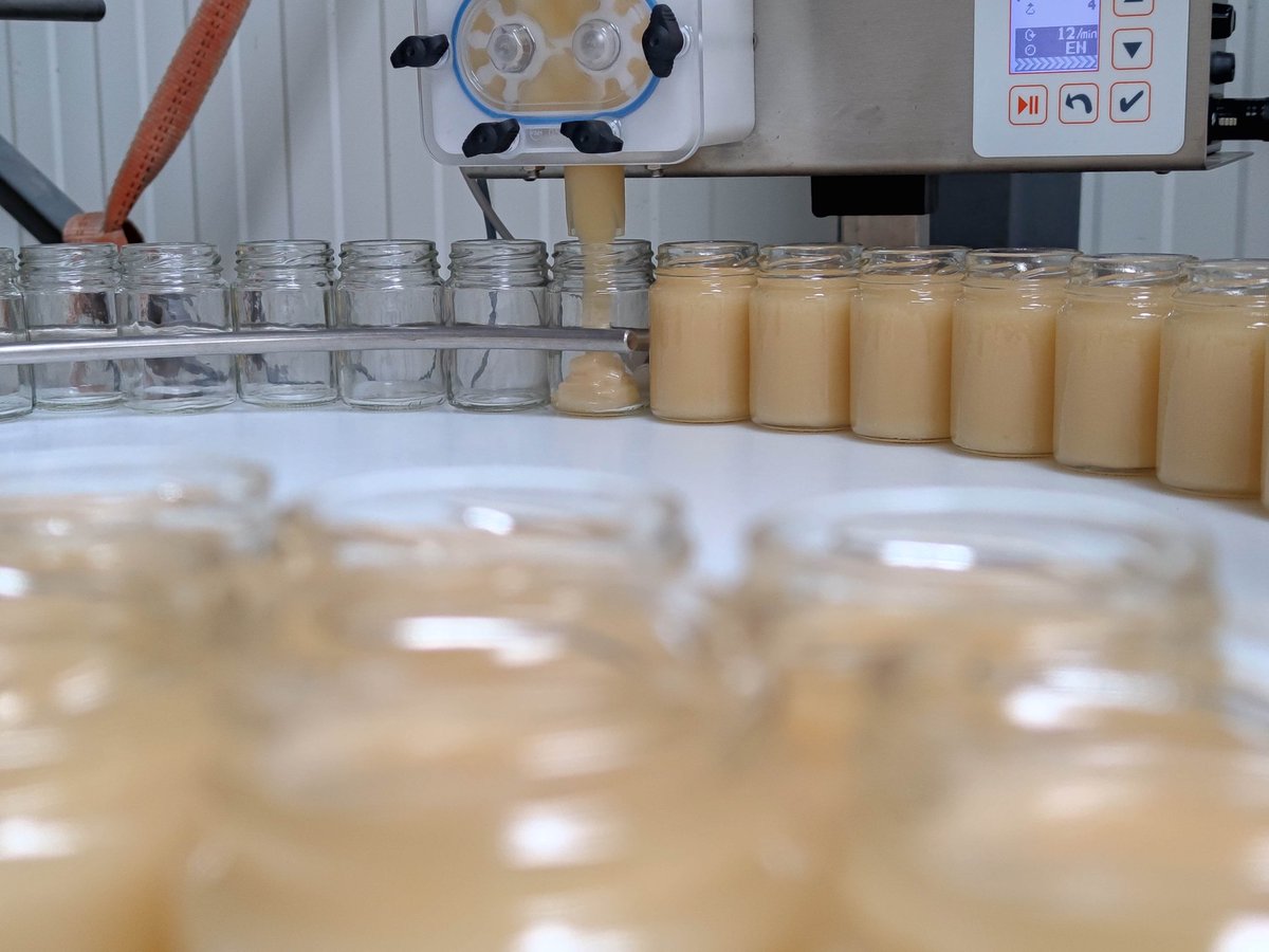 On profite du coup de froid pour faire des travaux d'intérieur : mise en pots, grattage, parrafine, préparation des ruchettes pour les futurs essaims, etc.
Le gel est en train de cramer les acacias, encore une fois 😩