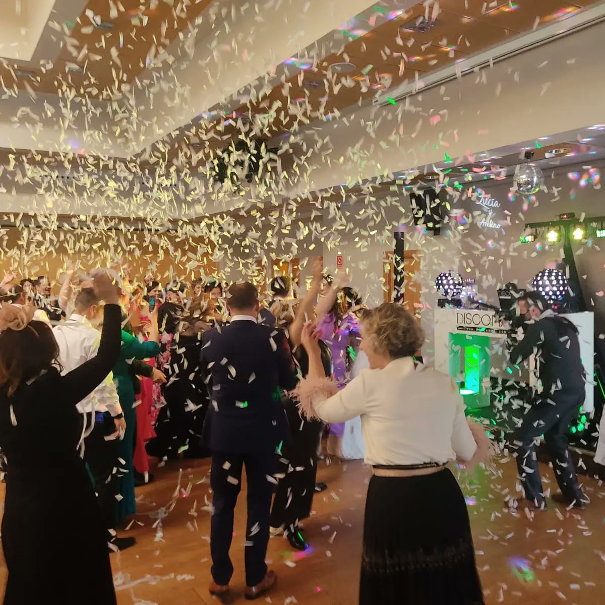 Pedazo de fiesta vivimos ayer en la boda de Lucía &amp; Avelino en el Restaurante 🍽️ Peña Mea Nueve horas de baile 💃🕺 non stop, fotomatón 📸, lanzamiento de confeti y serpentinas 🎉🎊. Todo ello para hacer un día inolvidable. ¡Viva los novios!