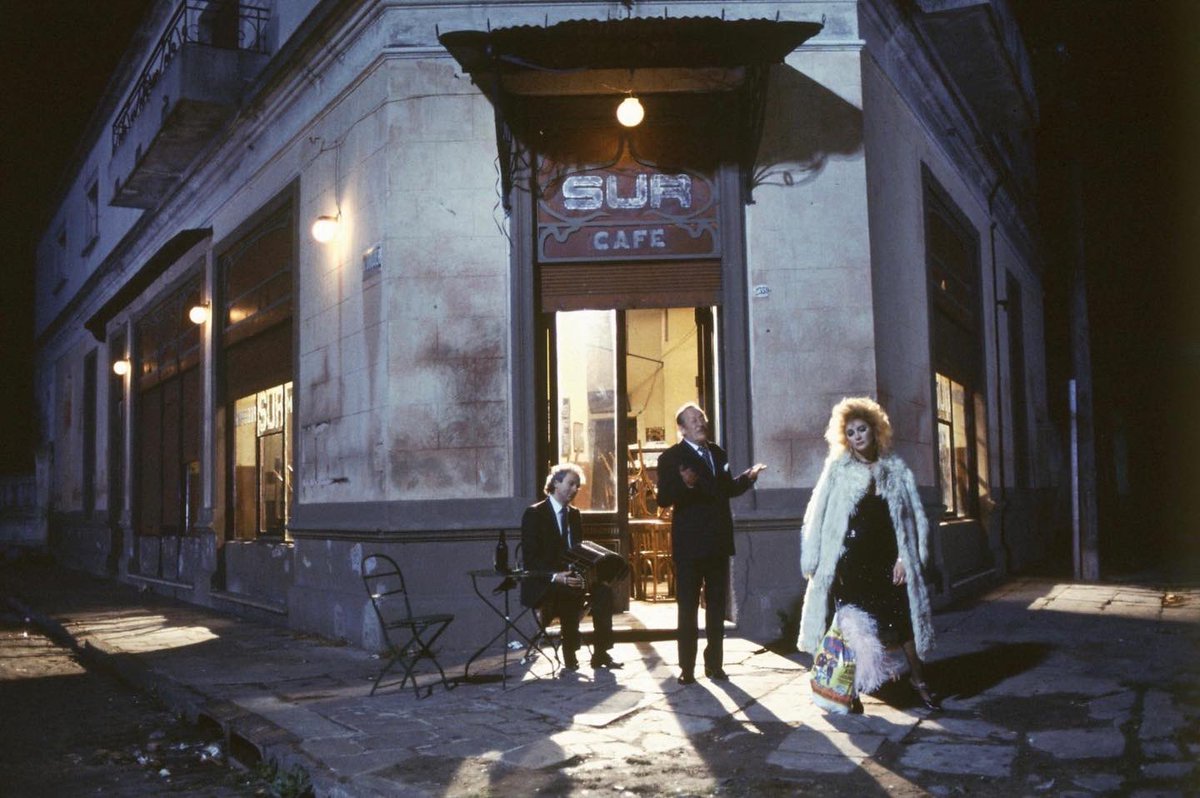 Sanatın toplumsal bir anlatı, muhalefet etmeyen sinemanın anlamsız, kameranın bir silah olduğunu düşünen Arjantin’li yönetmen Fernando E. Solanas’ın Yılmaz Güney’e adadığı, kendisine Cannes Film Festivalinde En İyi Yönetmen ödülünü kazandıran filmi: Sur(Güney), 1988 #filmönerisi